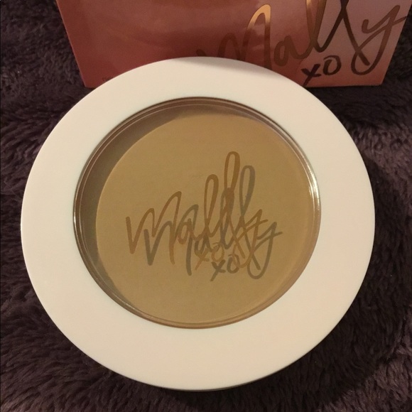 NWT Mally Soft As Silk Powder Foundation & Mally Application Brush - Picture 3 of 8